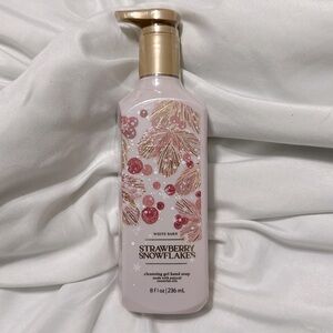New! ✨Strawberry Snowflakes Cleansing Gel Handsoap by Bath & Body Works 🍓❄️
